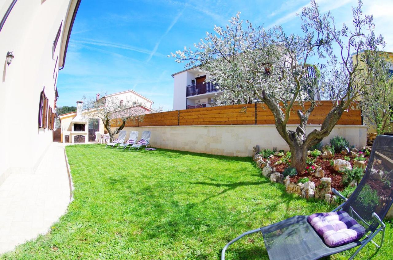 Apartments Tina & Denis Pula Exterior foto